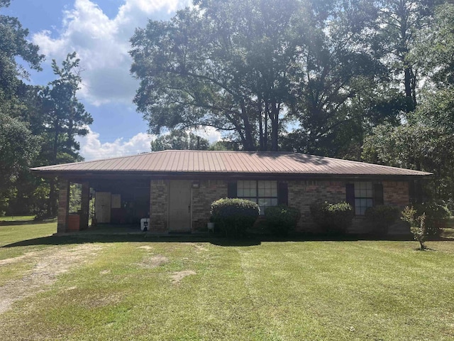 view of front of home featuring a front yard