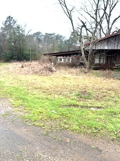 view of yard with gravel driveway and an outdoor structure