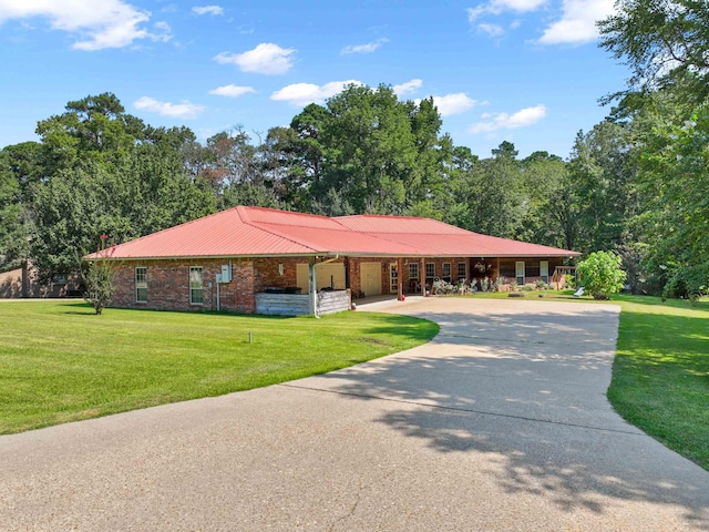 ranch-style house featuring a front lawn