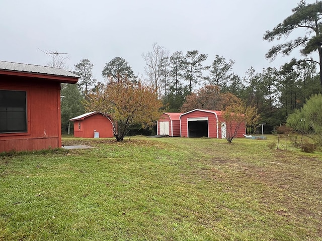 view of yard with an outbuilding