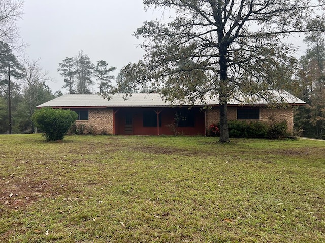 view of front of house with a front lawn