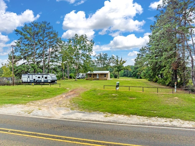 view of front facade featuring a front yard