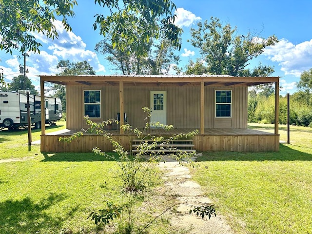 manufactured / mobile home with a front yard and covered porch
