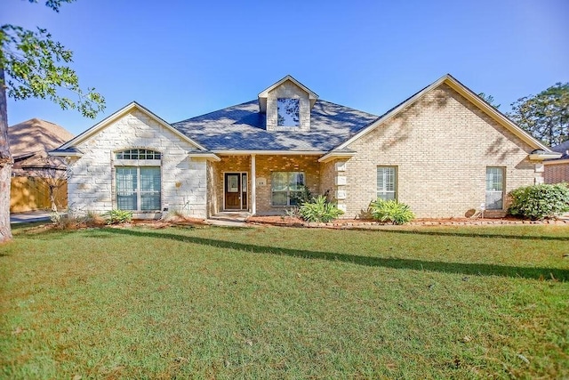 view of front of property featuring a front yard