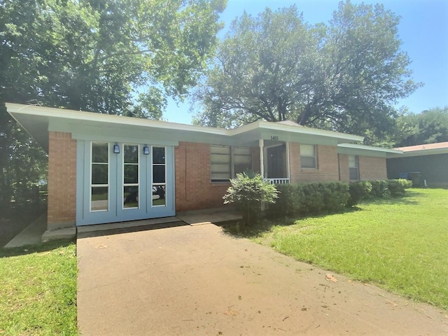 view of front of property with a front yard