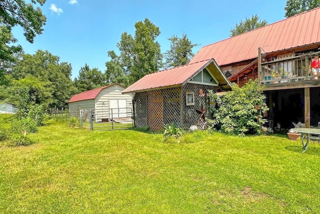 back of house featuring an outdoor structure