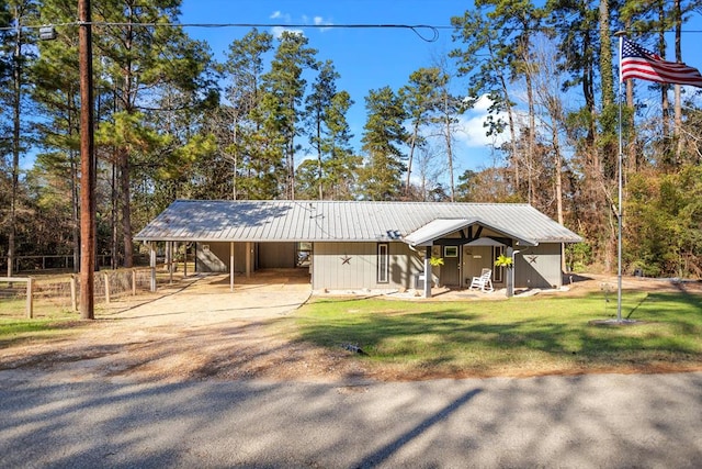 view of front of home featuring a carport and a front yard