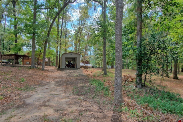 view of yard featuring an outdoor structure