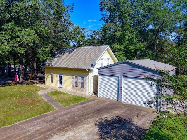 view of front of home featuring a garage and a front yard