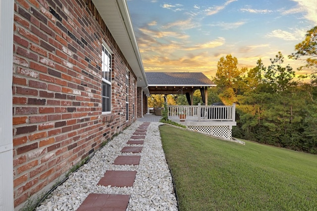 view of yard at dusk