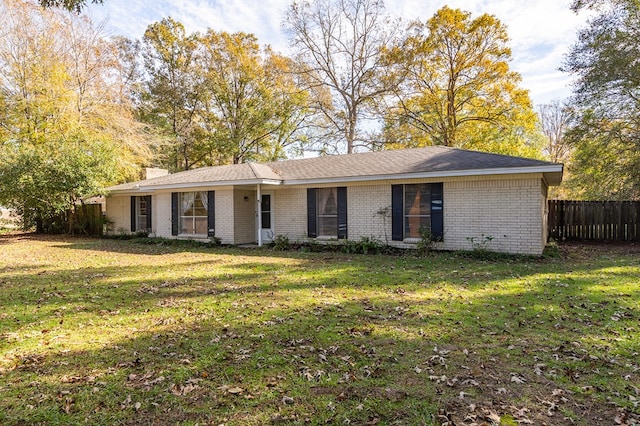 ranch-style home featuring a front lawn