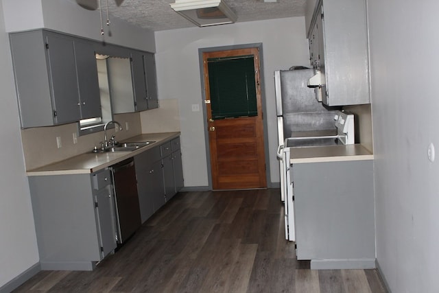 kitchen with a sink, stainless steel appliances, dark wood-type flooring, and gray cabinets