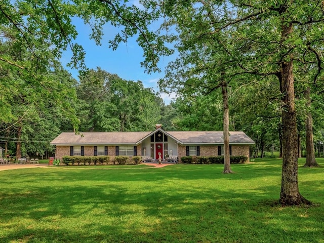 ranch-style house featuring brick siding and a front lawn