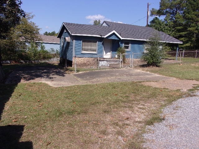 view of front facade with a front lawn