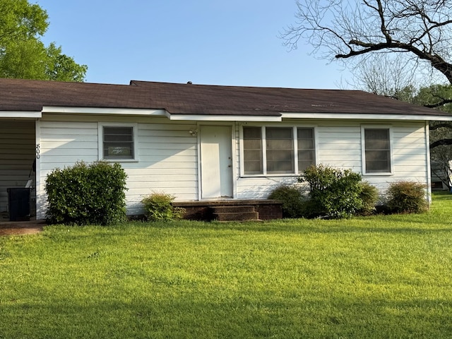 view of front of house with a front lawn