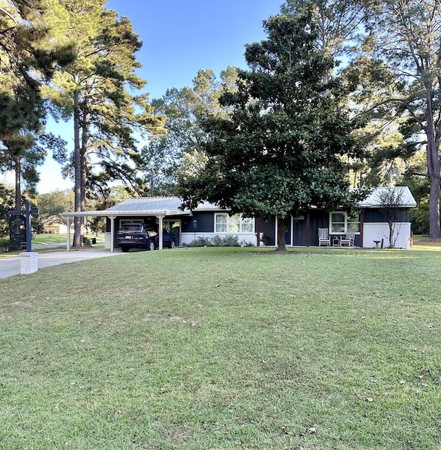 view of front of home featuring a carport and a front lawn