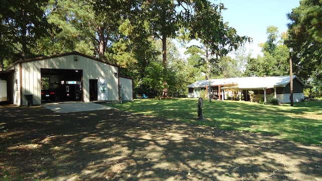 view of yard featuring an outbuilding