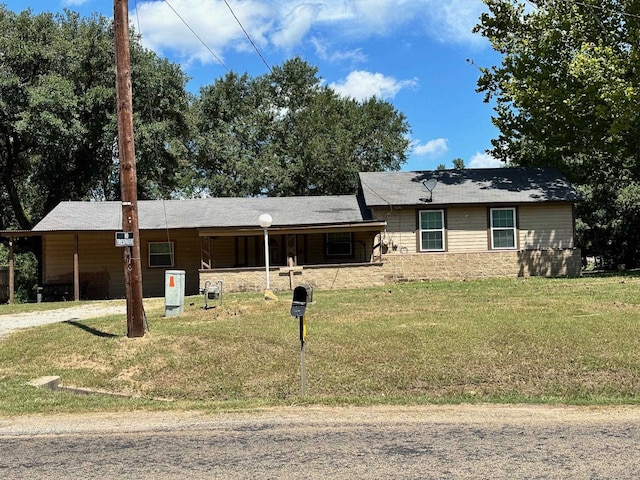 single story home with a front lawn