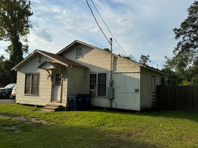 view of front facade with a front yard