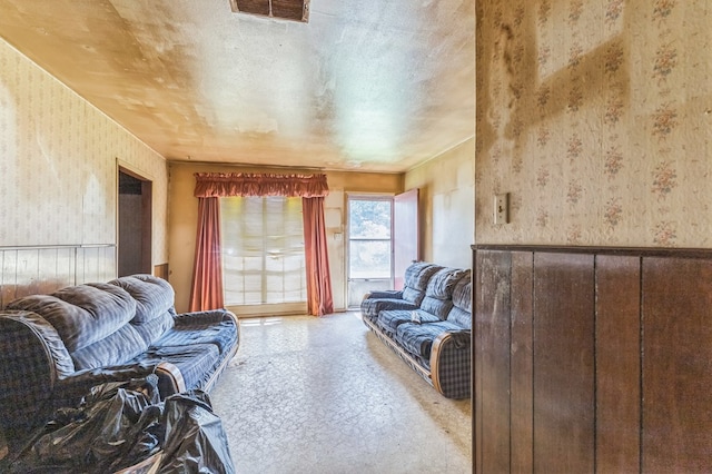 3314 Brook Holw, Nacogdoches, TX 75964 - living room with wallpapered walls and wainscoting