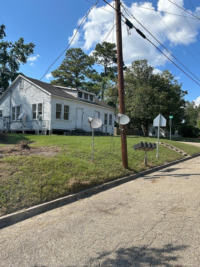 view of front of house featuring a front lawn