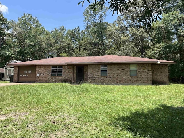 single story home with a front lawn