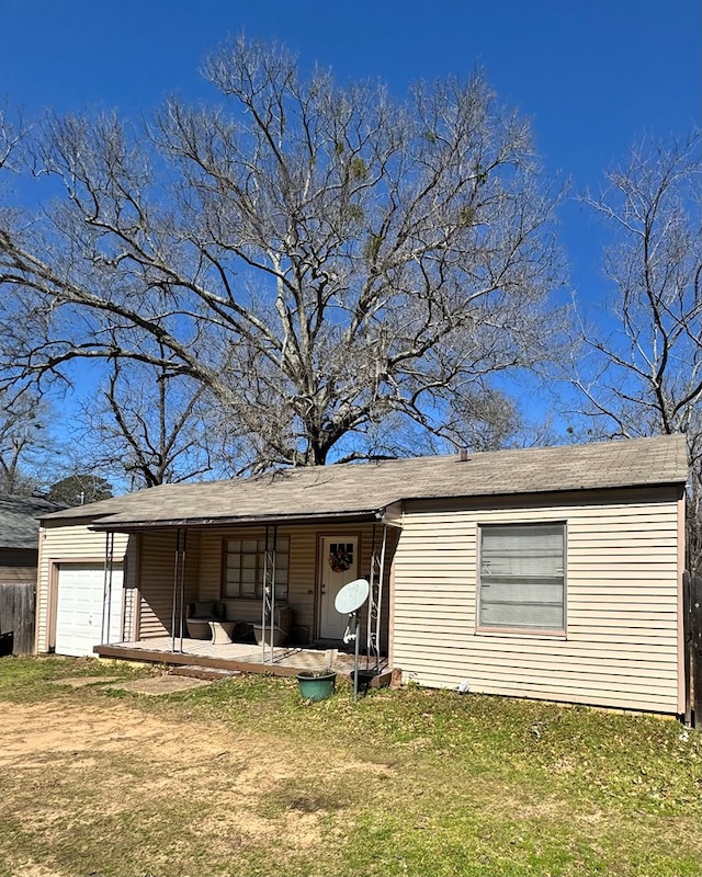 view of front facade featuring a garage and a front lawn