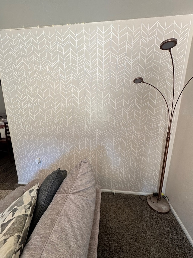 interior details with carpet floors, tiled shower, and baseboards