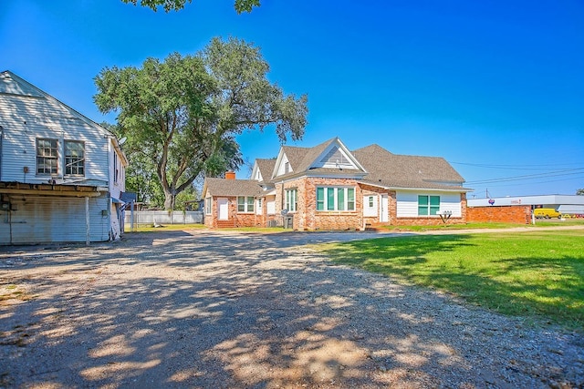 view of front of home featuring a front lawn