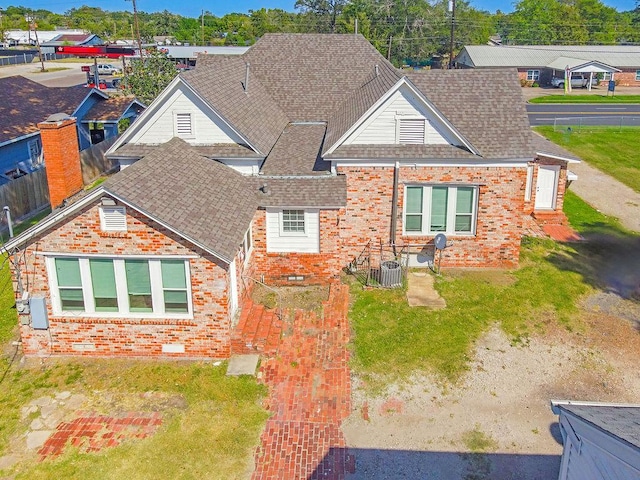 view of front of home featuring a front yard