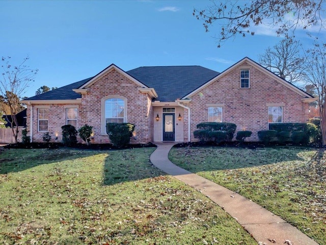 view of front of home featuring a front lawn