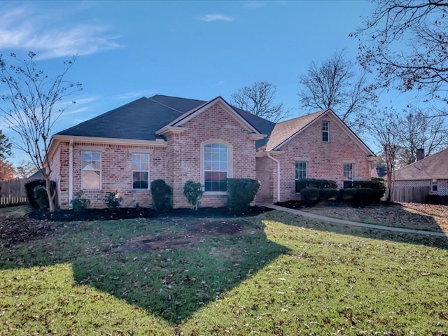 view of front of home featuring a front lawn