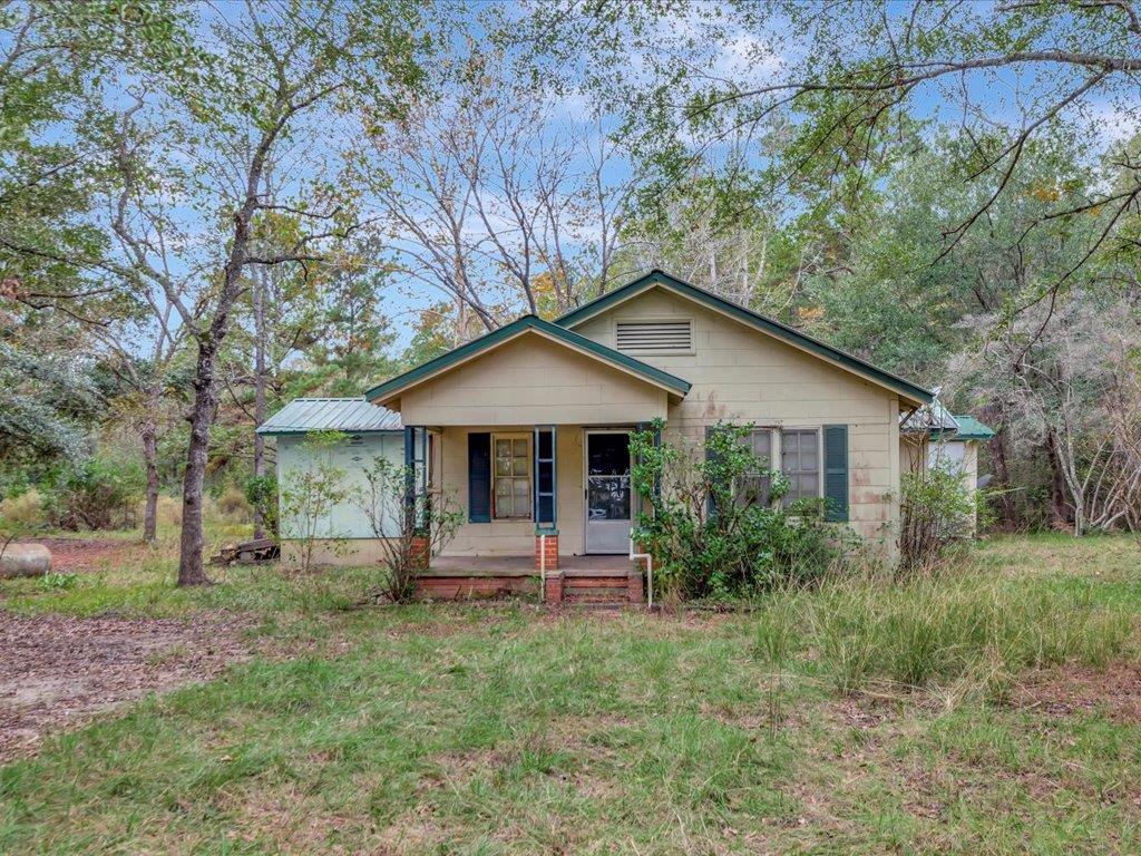 view of front of property featuring covered porch