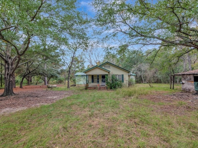 view of yard featuring covered porch