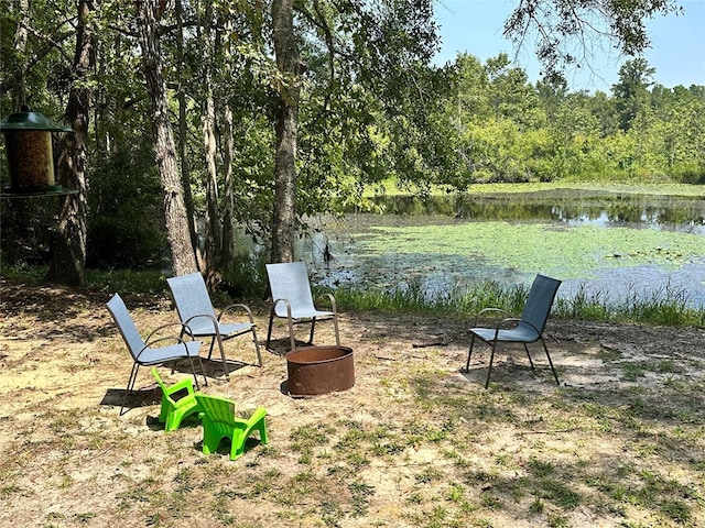 view of yard featuring a water view