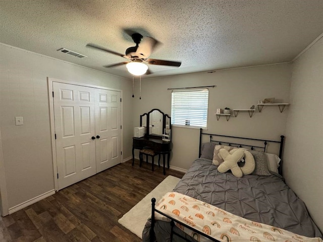 unfurnished bedroom featuring a textured ceiling, a closet, dark hardwood / wood-style floors, and ceiling fan