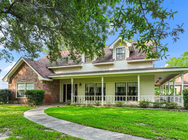 view of front facade featuring a porch and a front yard