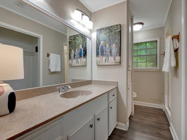 2600 Dogwood St, Nacogdoches, TX 75965 - full bath featuring wood finished floors, vanity, and ornamental molding