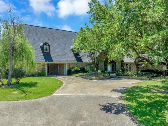 view of front facade with a front yard