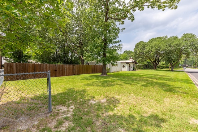 1402 Robinwood, Lufkin, TX 75904 - view of yard