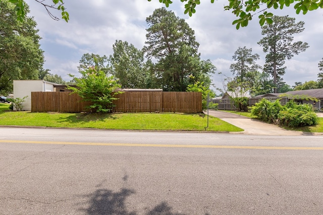 1402 Robinwood, Lufkin, TX 75904 - view of yard