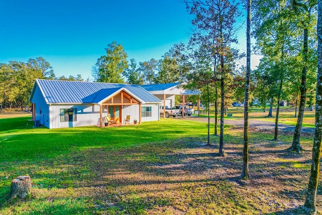 view of front of home featuring a front lawn