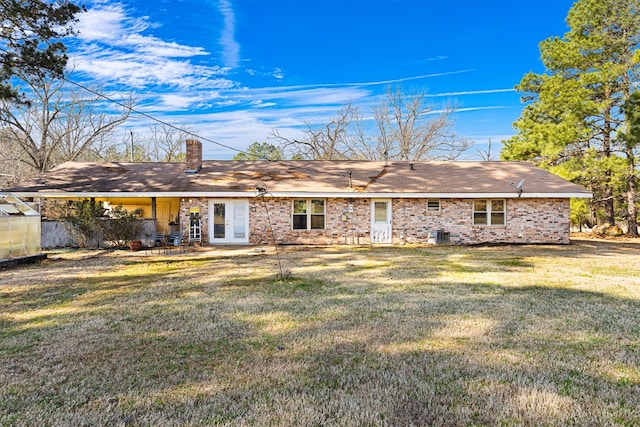 back of house featuring a lawn