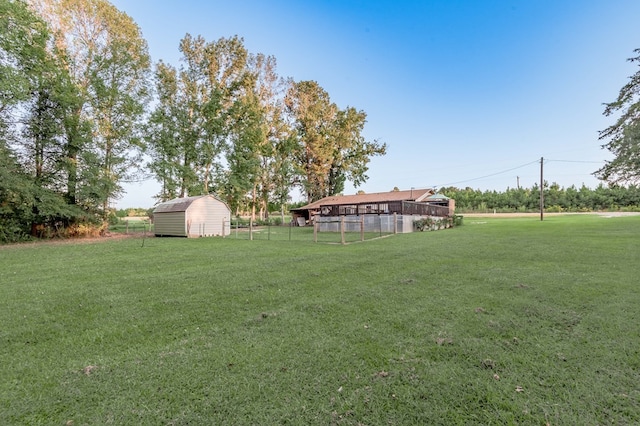 view of yard featuring a shed