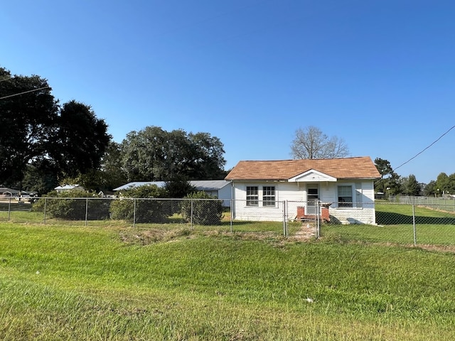 view of front of property featuring a front yard