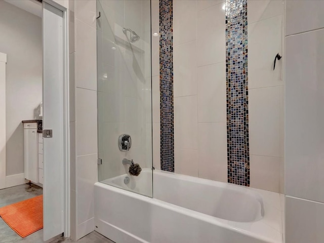 bathroom featuring tiled shower / bath