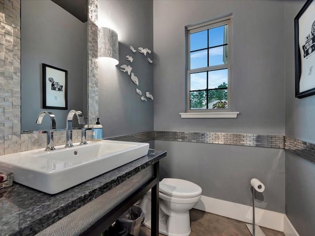 bathroom featuring toilet and sink