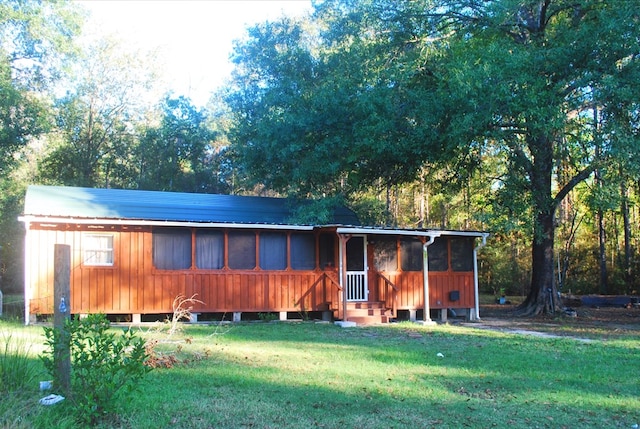 view of front of property with a front lawn