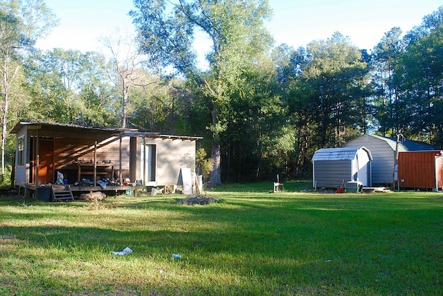 view of yard featuring a storage unit