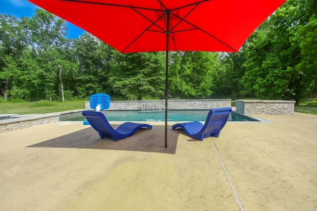 view of swimming pool